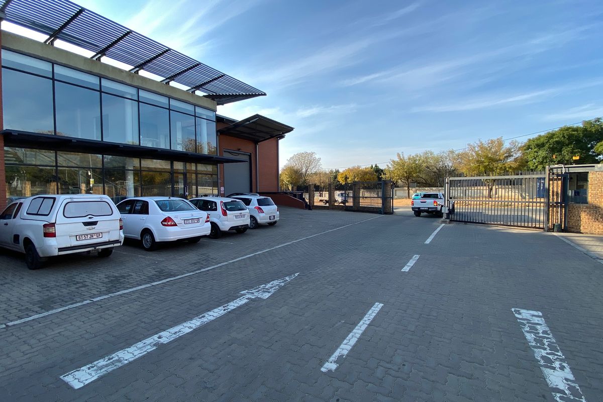 954m2 Warehouse With Showroom to Let in North Riding - Photo 2