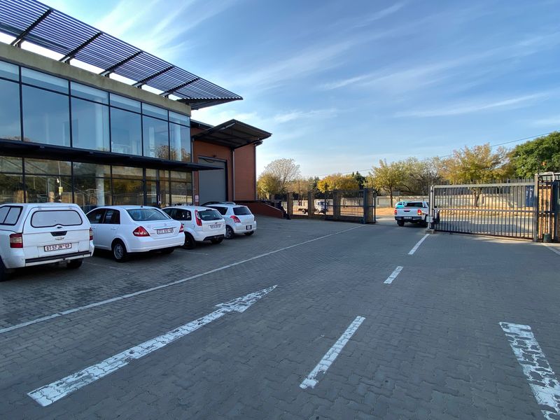 954m2 Warehouse With Showroom to Let in North Riding - Photo 2