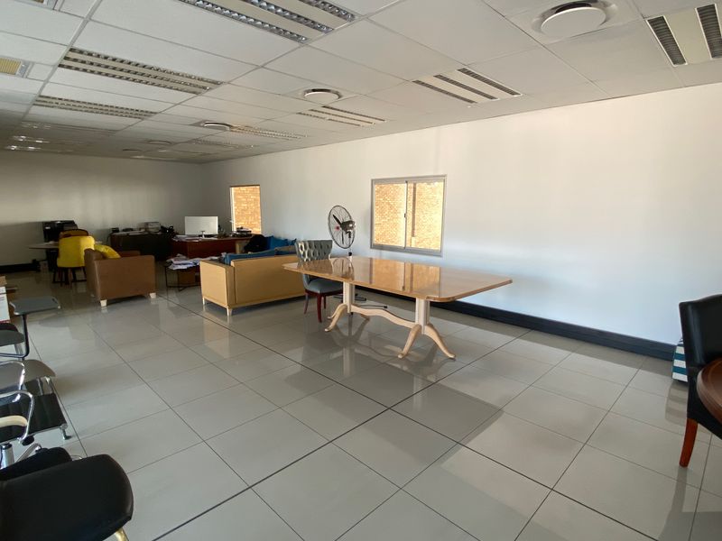 954m2 Warehouse With Showroom For Sale in North Riding - Photo 9