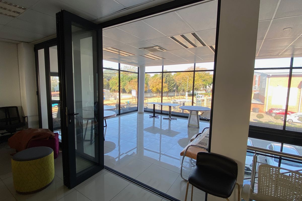 954m2 Warehouse With Showroom For Sale in North Riding - Photo 4