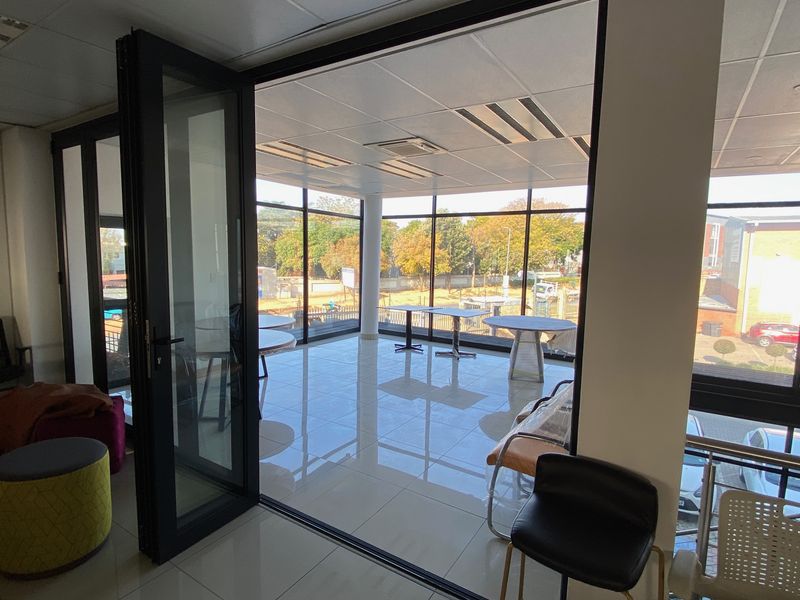 954m2 Warehouse With Showroom For Sale in North Riding - Photo 4