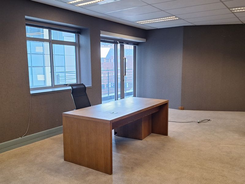 PRESTIGIOUS FITTED 982sqm LEGAL OFFICES IN SANDTON - Photo 8