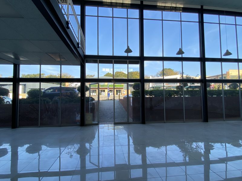 483m2 Showroom to Let in North Riding - Photo 9