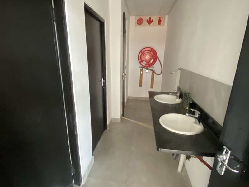 363m2 Multi-level Industrial Showroom to Let in North Riding - Photo 6