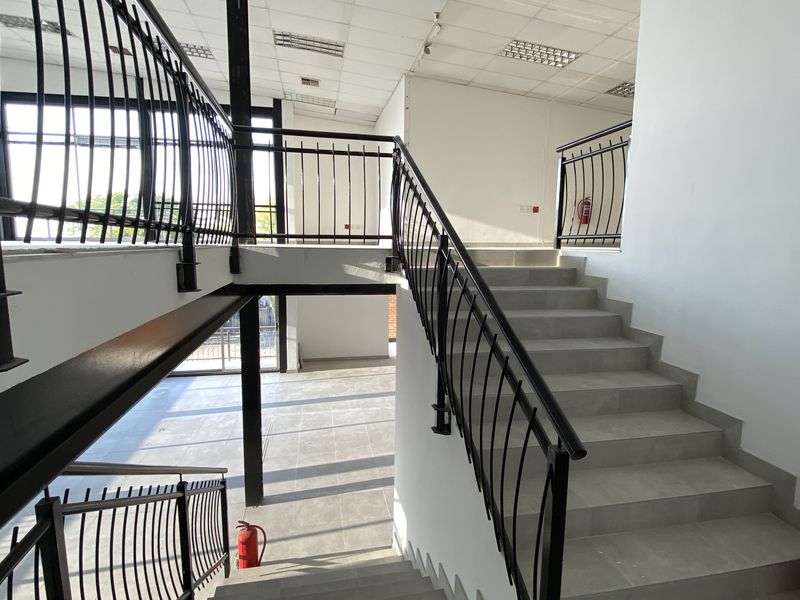 363m2 Multi-level Industrial Showroom to Let in North Riding - Photo 7