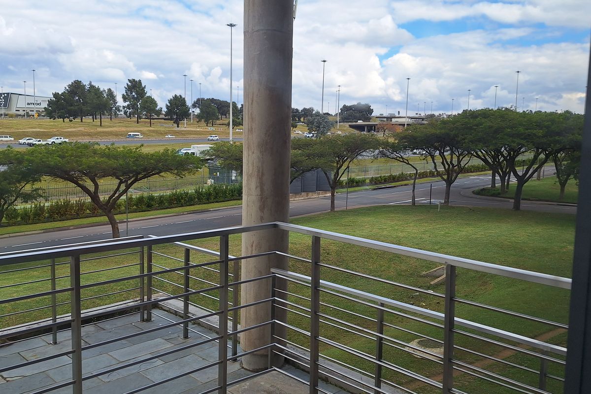 LANDMARK CORPOATE OFFICE IN WOODMEAD - Photo 3