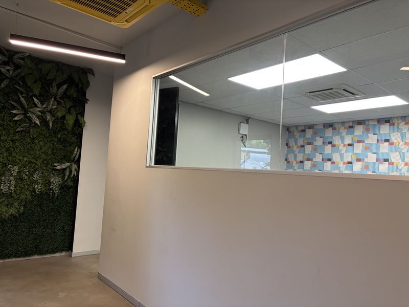 Attractive air-conditioned offices available to rent in Hyde Park - Photo 6