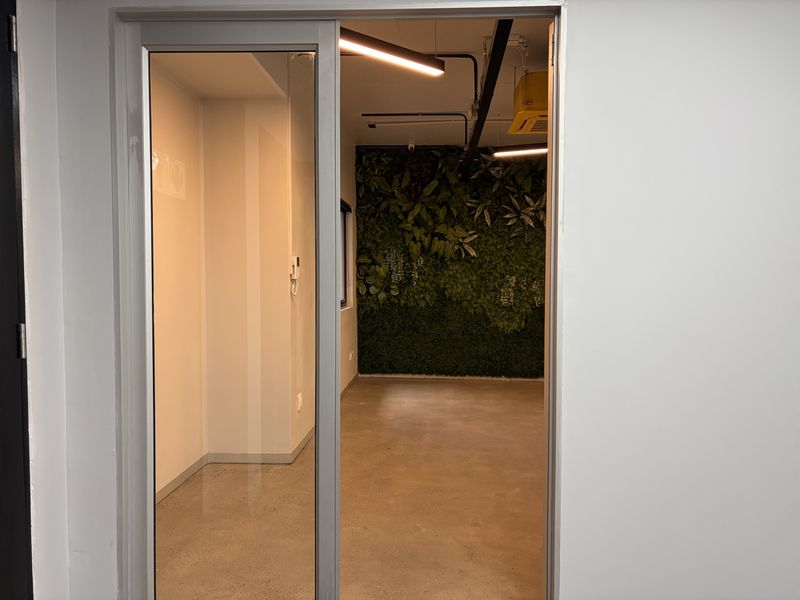 Attractive air-conditioned offices available to rent in Hyde Park - Photo 5
