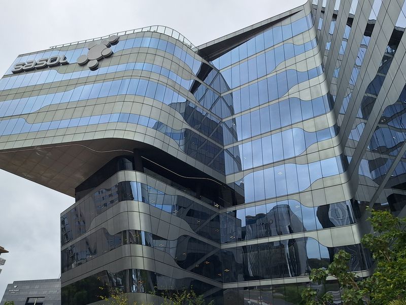 PREMIUM FITTED AND FURNISHED OFFICE IN SANDTON CBD - Photo 2