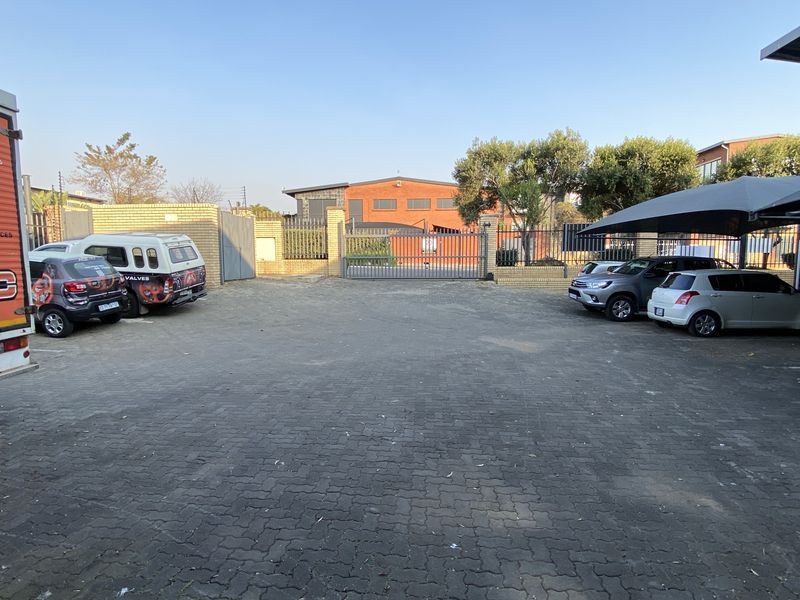 1034m2 Stand-Alone Warehouse to Let in North Riding - Photo 4