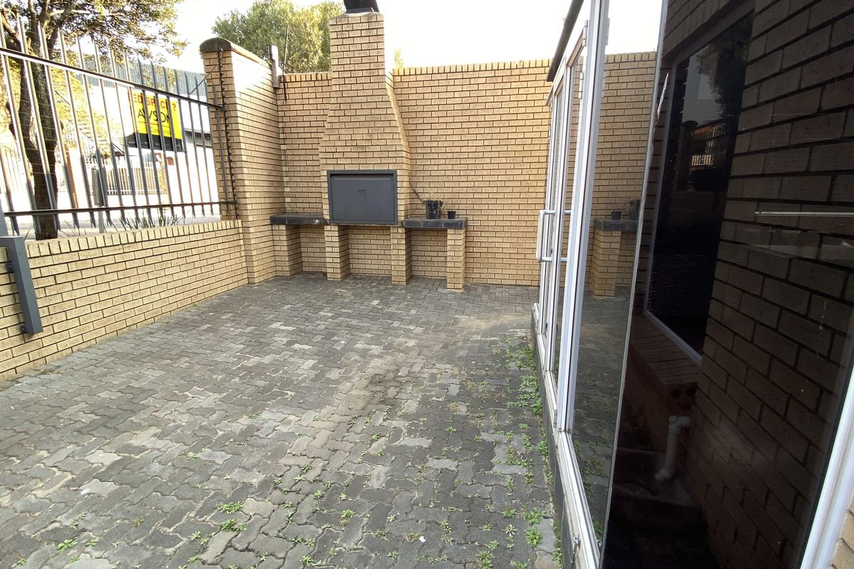 1034m2 Stand-Alone Warehouse to Let in North Riding - Photo 3
