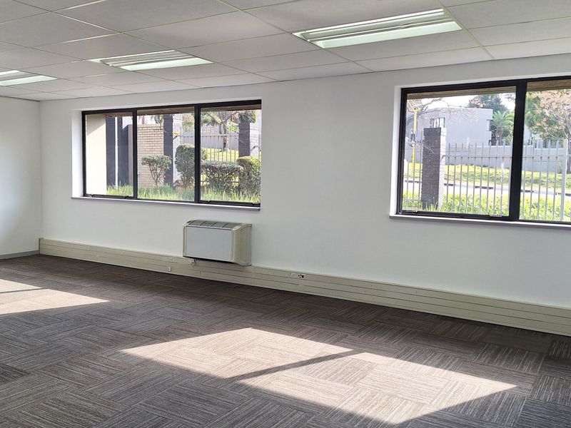 FITTED 882sqm PRIME RIVONIA RD OFFICE TO LET IN MORNINGSIDE - Photo 10