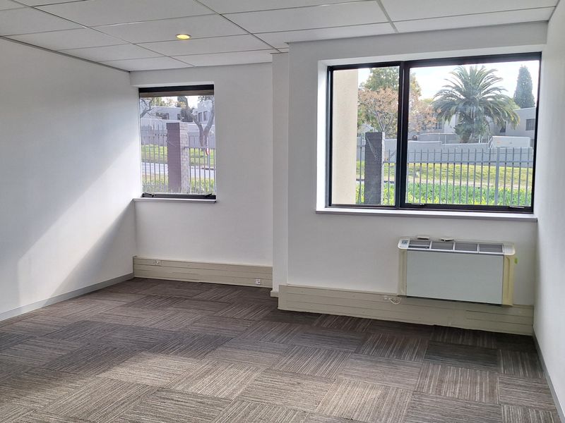 FITTED 882sqm PRIME RIVONIA RD OFFICE TO LET IN MORNINGSIDE - Photo 9