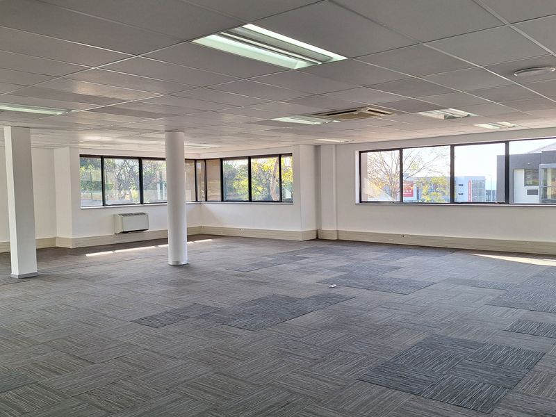FITTED 882sqm PRIME RIVONIA RD OFFICE TO LET IN MORNINGSIDE - Photo 6