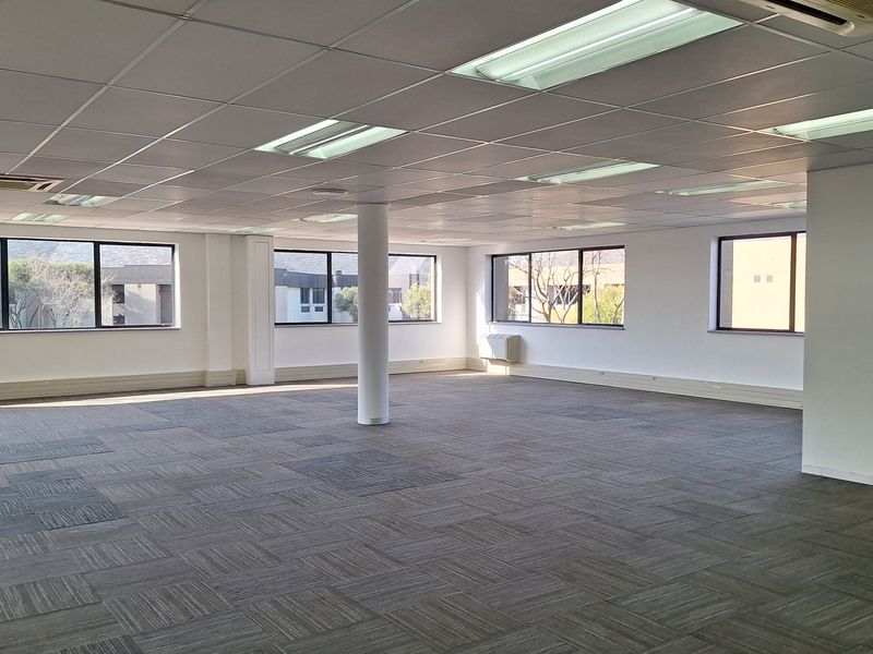 FITTED 882sqm PRIME RIVONIA RD OFFICE TO LET IN MORNINGSIDE - Photo 7