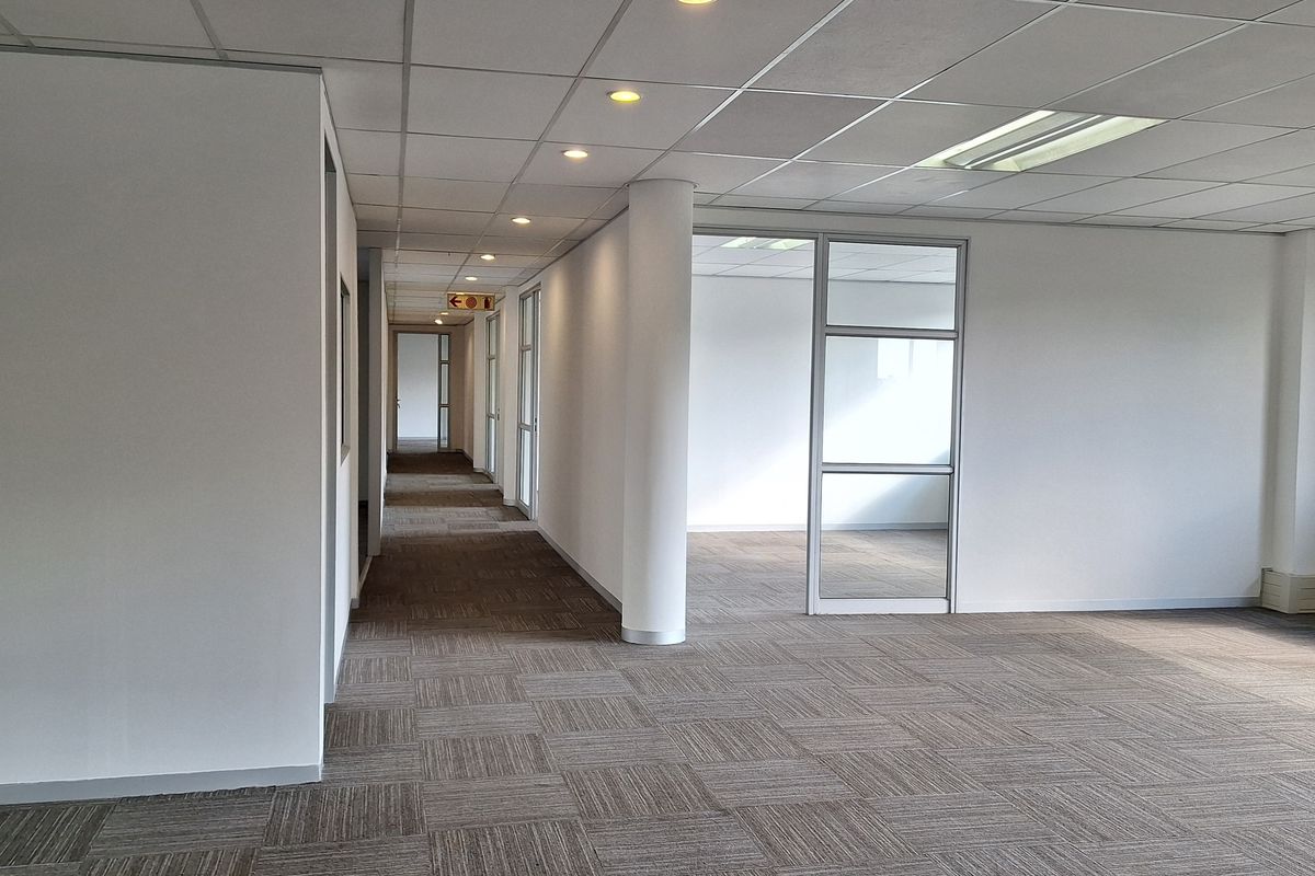 FITTED 882sqm PRIME RIVONIA RD OFFICE TO LET IN MORNINGSIDE - Photo 5