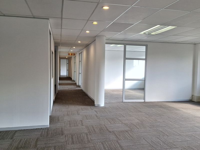 FITTED 882sqm PRIME RIVONIA RD OFFICE TO LET IN MORNINGSIDE - Photo 5