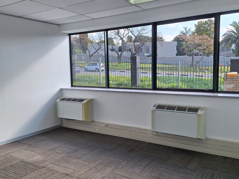 FITTED 882sqm PRIME RIVONIA RD OFFICE TO LET IN MORNINGSIDE - Photo 8