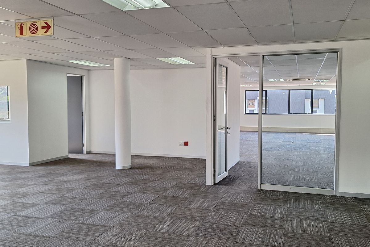 FITTED 882sqm PRIME RIVONIA RD OFFICE TO LET IN MORNINGSIDE - Photo 4
