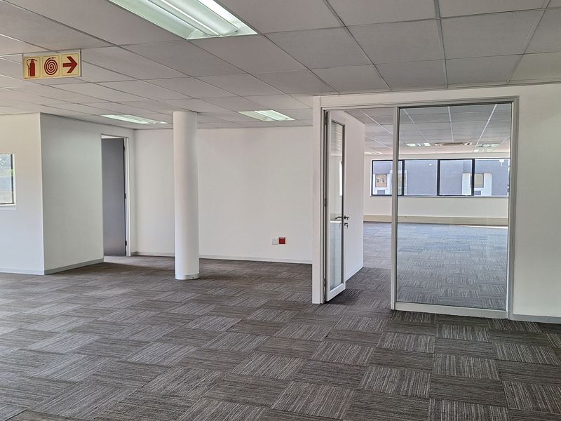 FITTED 882sqm PRIME RIVONIA RD OFFICE TO LET IN MORNINGSIDE - Photo 4