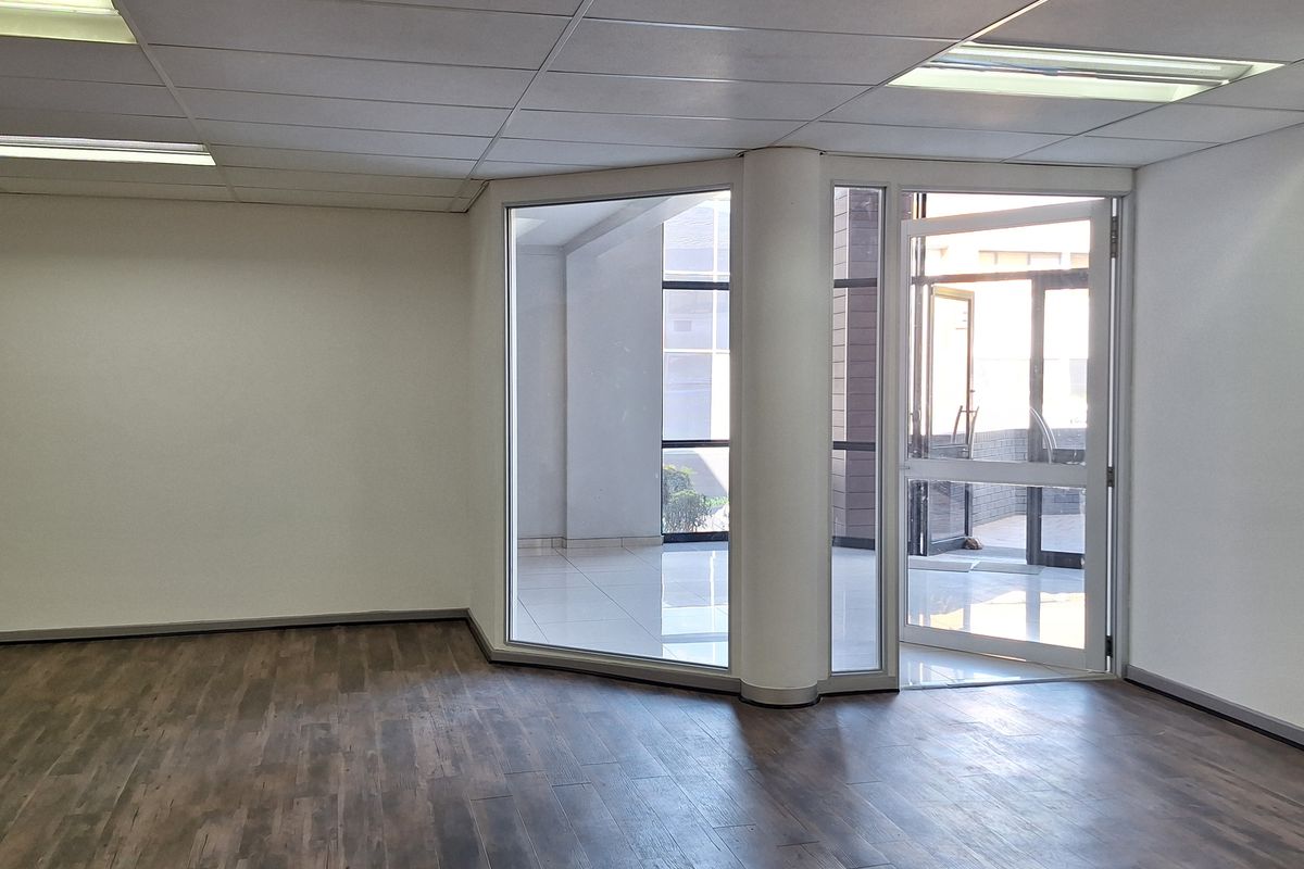 FITTED 882sqm PRIME RIVONIA RD OFFICE TO LET IN MORNINGSIDE - Photo 3