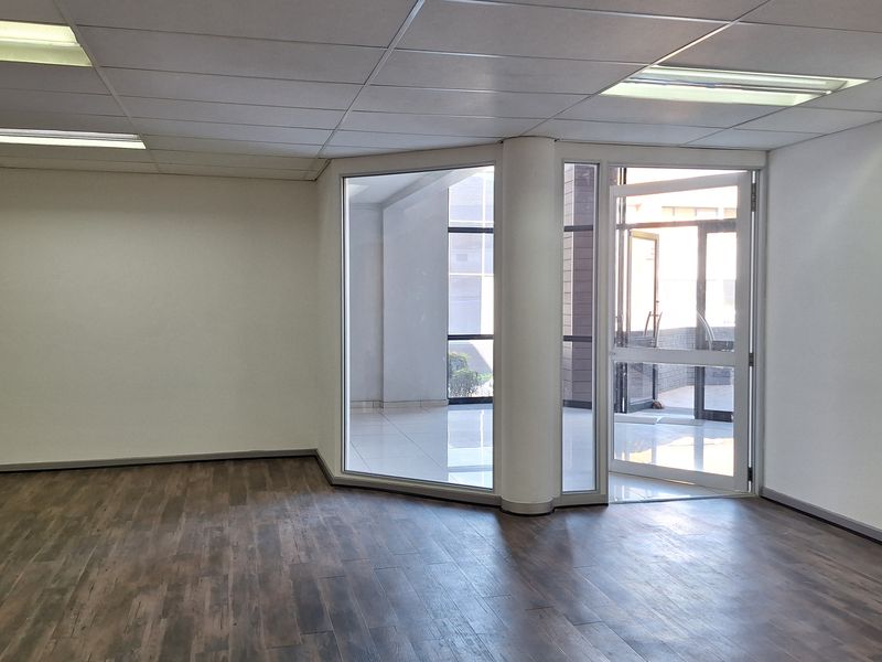 FITTED 882sqm PRIME RIVONIA RD OFFICE TO LET IN MORNINGSIDE - Photo 3