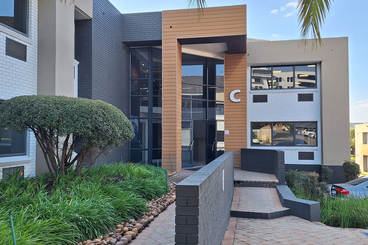 FITTED 882sqm PRIME RIVONIA RD OFFICE TO LET IN MORNINGSIDE - Photo 2