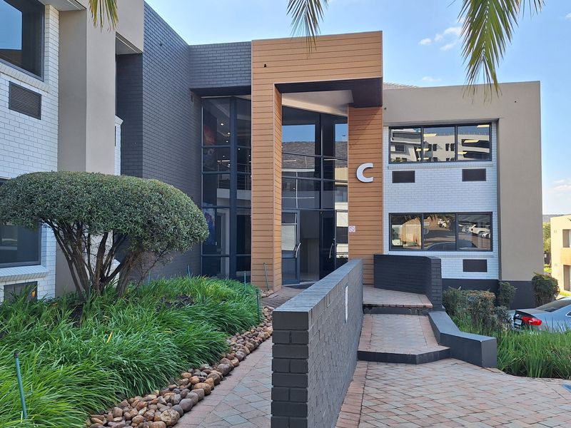 FITTED 882sqm PRIME RIVONIA RD OFFICE TO LET IN MORNINGSIDE - Photo 2