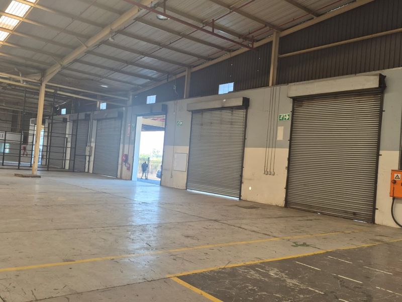 Stand-alone warehouse & offices to rent in business park, Midrand - Photo 2