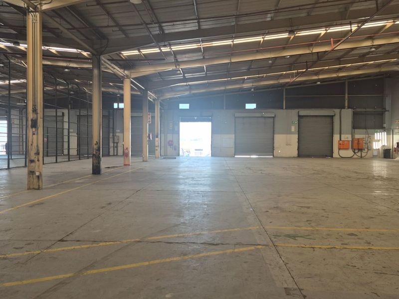 Stand-alone warehouse & offices to rent in business park, Midrand - Photo 3