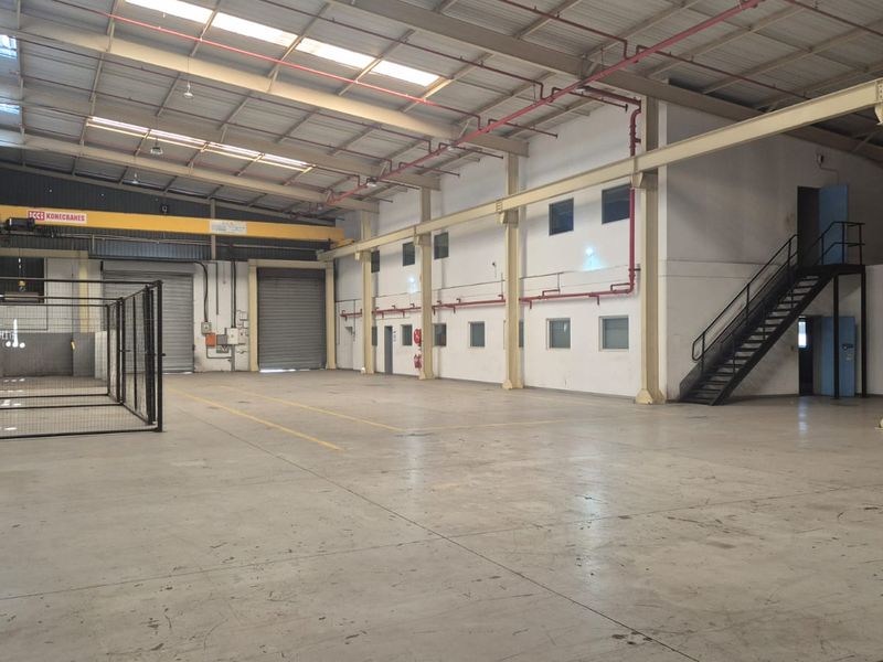 Stand-alone warehouse & offices to rent in business park, Midrand - Photo 7