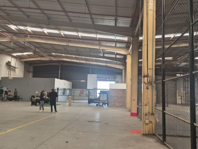 Stand-alone warehouse & offices to rent in business park, Midrand - Photo 6