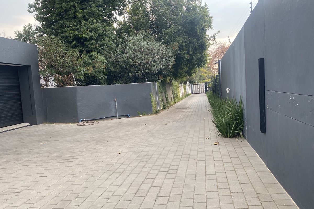 Creative office space to rent in Parktown North, Johannesburg - Photo 2