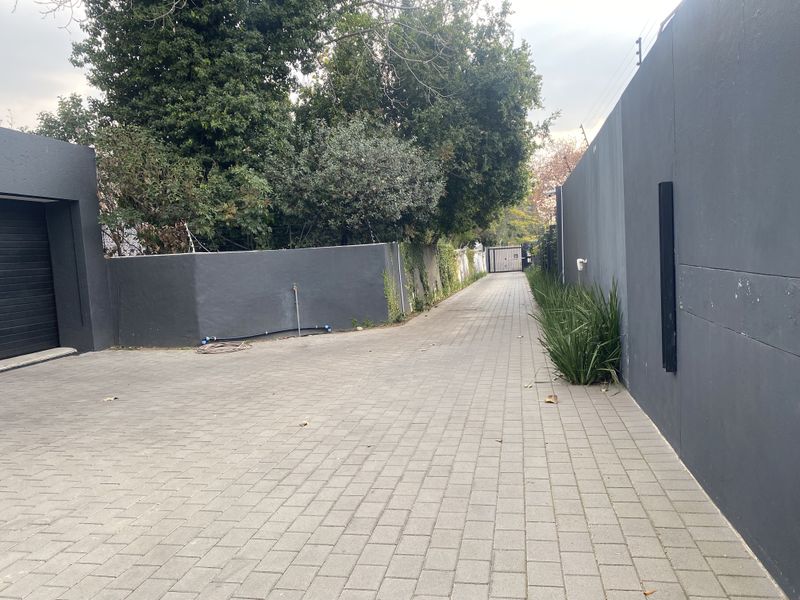 Creative office space to rent in Parktown North, Johannesburg - Photo 2