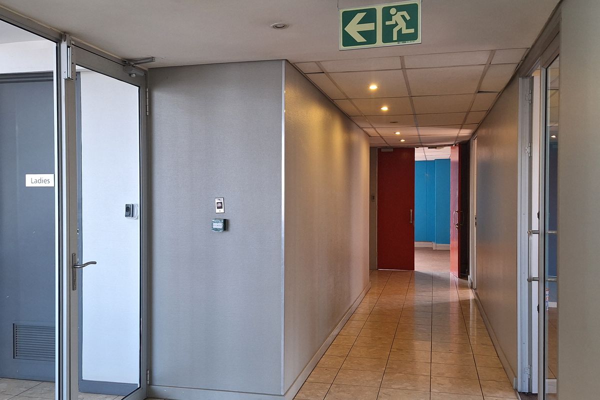 FULLY FITTED 200 SQM OFFICE TO LET IN SANDOWN - Photo 2