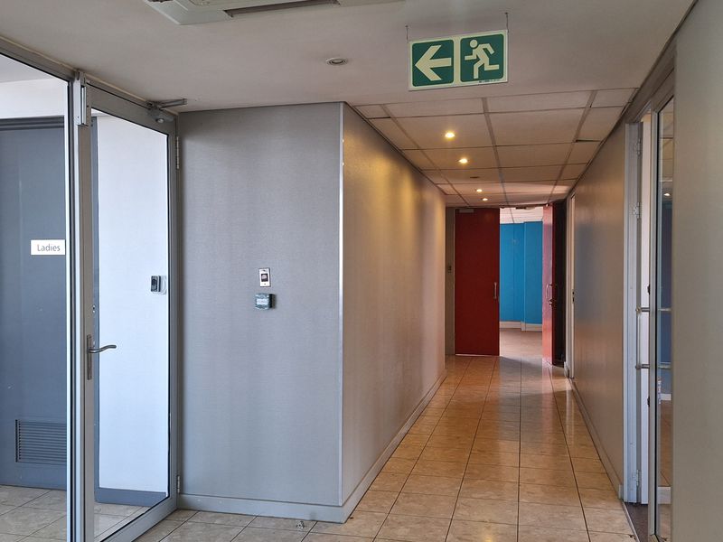 FULLY FITTED 200 SQM OFFICE TO LET IN SANDOWN - Photo 2