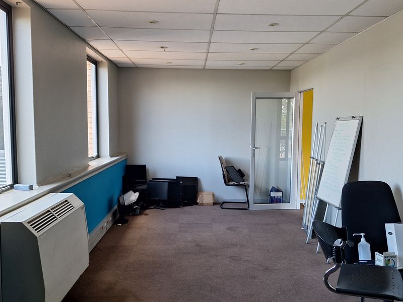 FULLY FITTED 200 SQM OFFICE TO LET IN SANDOWN - Photo 10