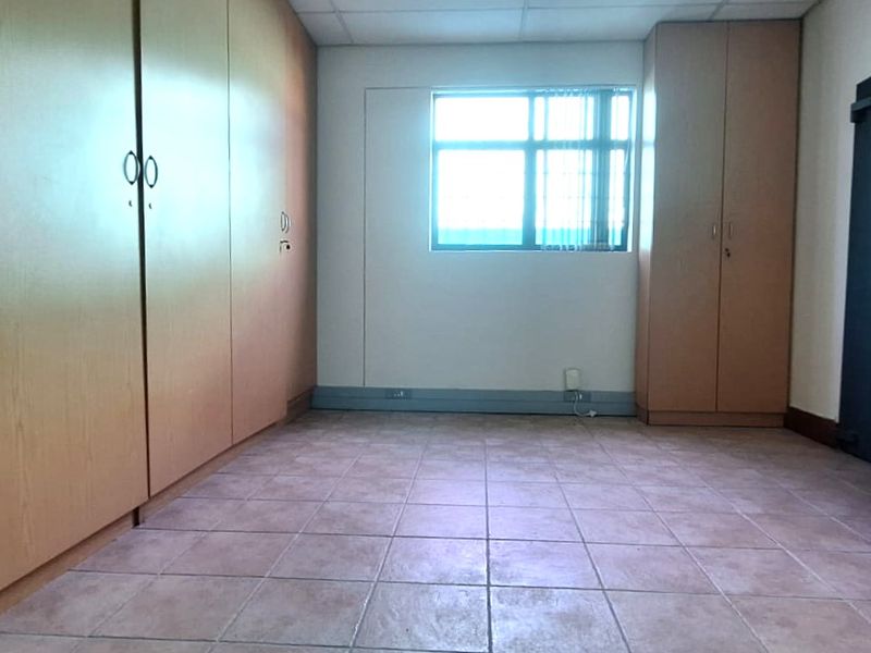 Spacious 400m2 Office Space - Well-Positioned in Woodmead - Photo 8