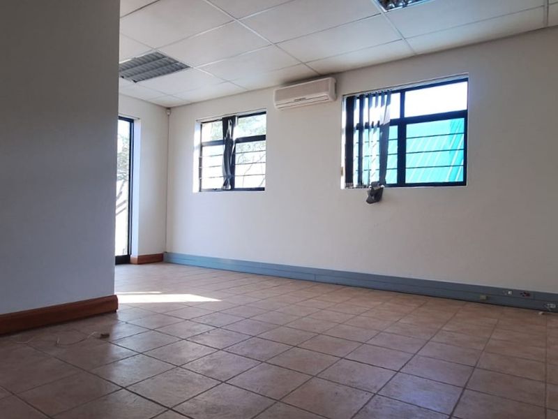 Spacious 400m2 Office Space - Well-Positioned in Woodmead - Photo 6