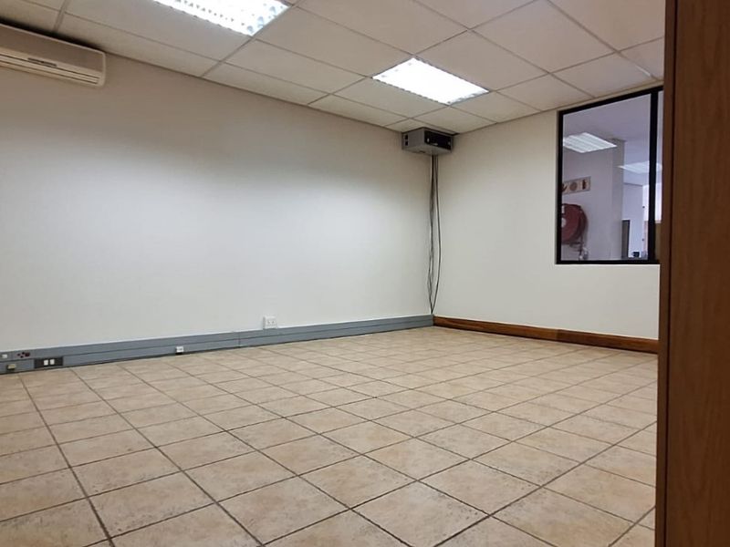 Spacious 400m2 Office Space - Well-Positioned in Woodmead - Photo 7