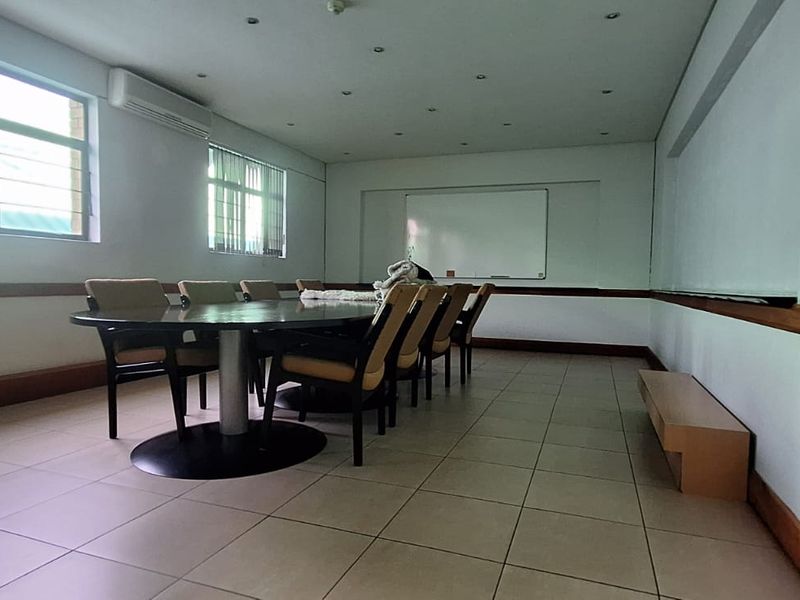 Spacious 400m2 Office Space - Well-Positioned in Woodmead - Photo 4