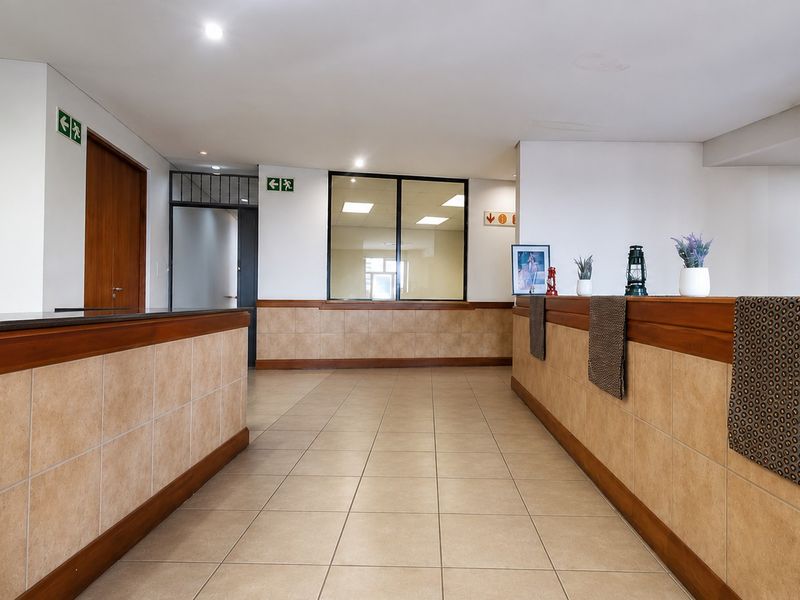 Spacious 400m2 Office Space - Well-Positioned in Woodmead - Photo 3