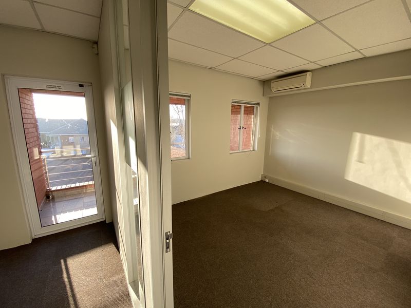 224m2 First Floor Suite to Let in Fourways - Photo 10