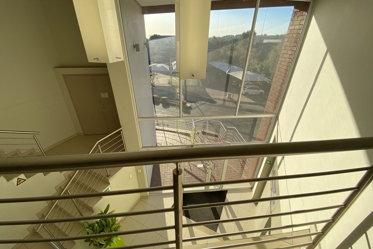 224m2 First Floor Suite to Let in Fourways - Photo 2