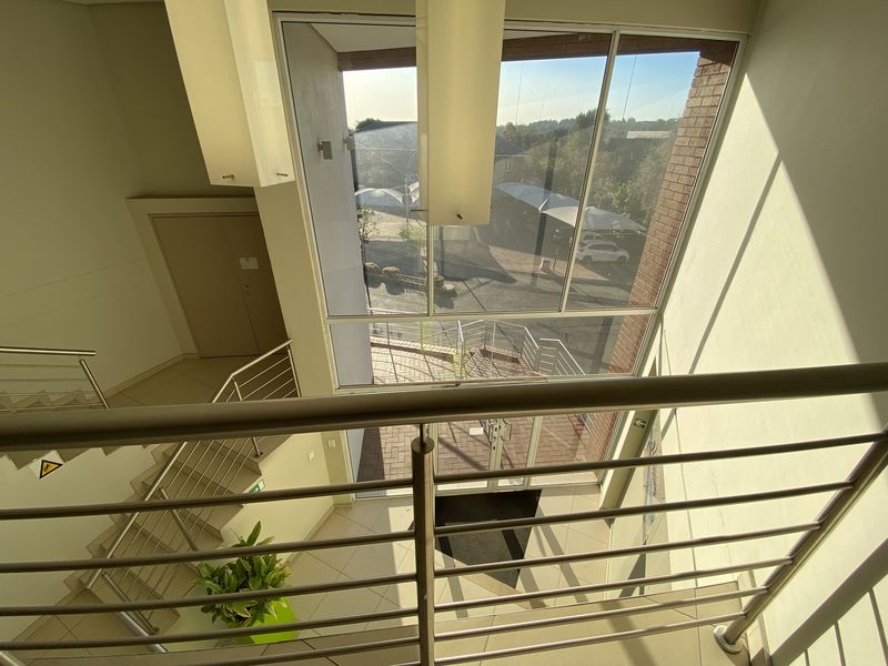 224m2 First Floor Suite to Let in Fourways - Photo 2