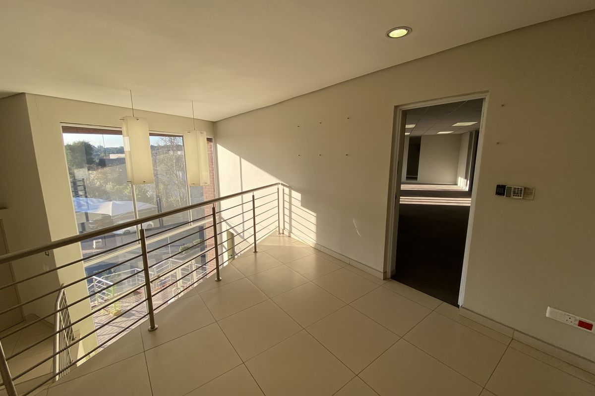 224m2 First Floor Suite to Let in Fourways - Photo 3