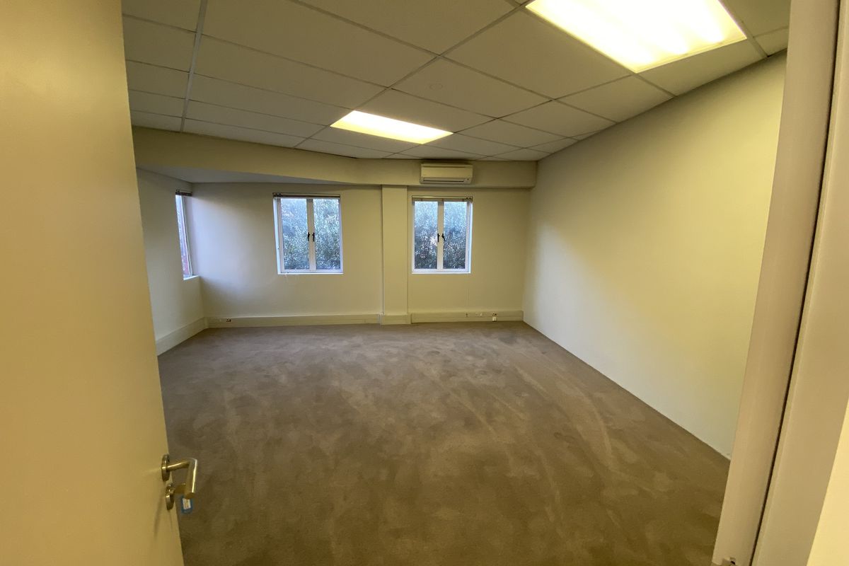 224m2 First Floor Suite to Let in Fourways - Photo 5