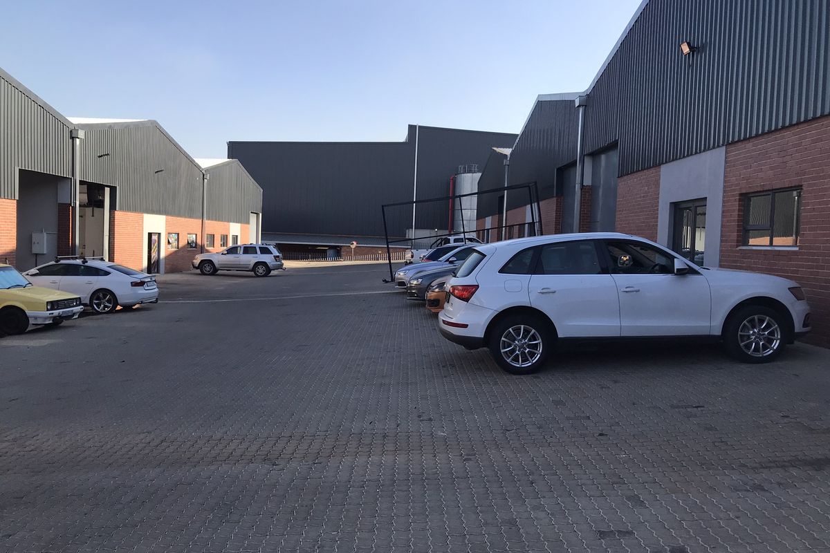 Mini Industrial Unit to Let in Cosmo Business Park - Photo 3