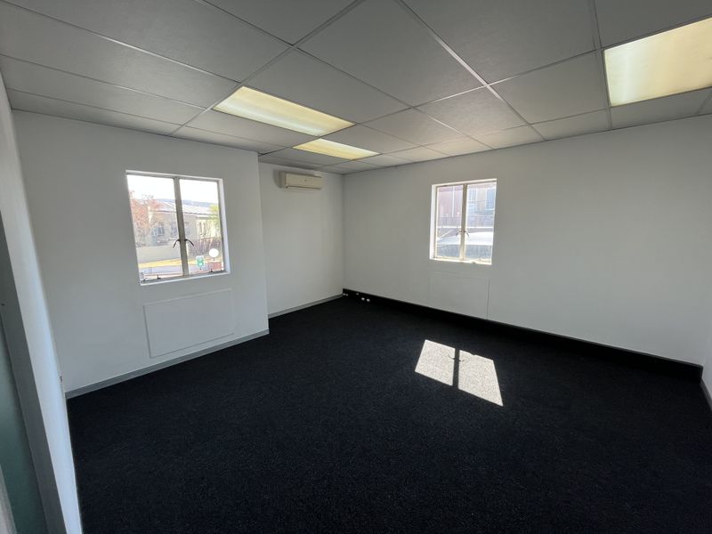 Fully renovated offices in business park at low rental, Midrand - Photo 6