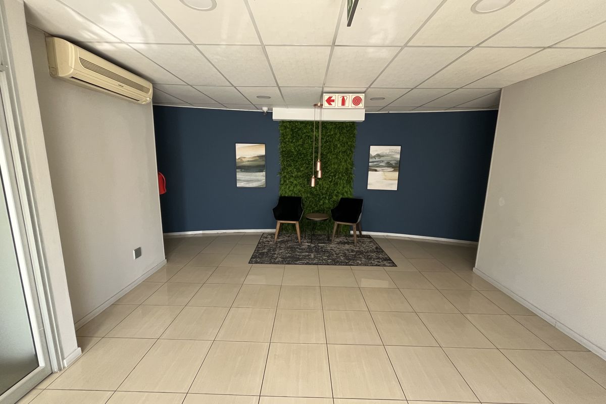 Fully renovated offices in business park at low rental, Midrand - Photo 2